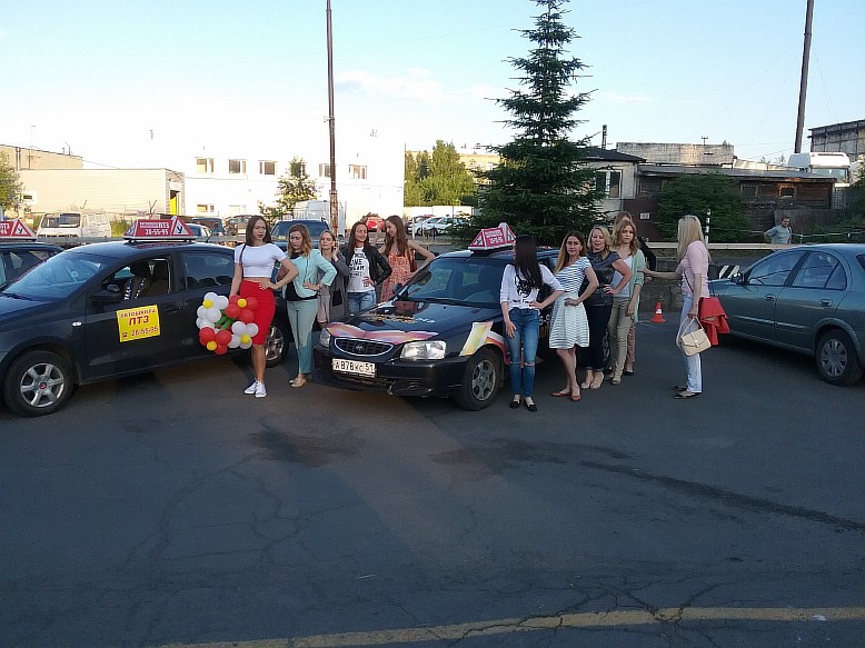 Автоледи за рулем и с автоматом: отличный конкурс в День воинской славы!
